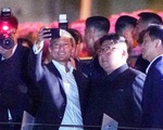 Ông Kim Jong Un cùng dạo phố, "selfie" với ngoại trưởng Singapore