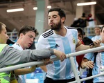 Fan Argentina nhổ nước bọt, đánh hội đồng fan Croatia để trút giận