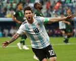 Messi và trọng tài đưa Argentina qua khe cửa hẹp