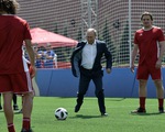 Ông Putin sút bóng ở Quảng trường Đỏ, ông Trump khen World Cup ở Nga