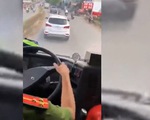 Không được nhường đường, xe cứu hỏa đành chạy sau ôtô 4km