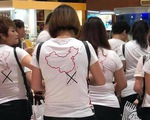 Đình chỉ 9 tháng công ty để khách Trung Quốc mặc áo &quot;đường lưỡi bò&quot;