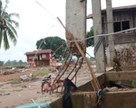 Qua Lào... cứu hộ: Những ngôi làng bị tàn phá