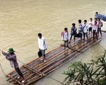 Chèo bè mảng vượt sông đến trường