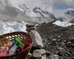 Báo động 'bãi rác' Everest