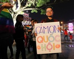 Các bạn đồng tính Hà Nội, Sài Gòn ra phố 'cảm ơn Quốc hội'