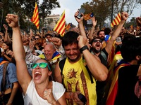 Người dân Catalonia ăn mừng khi tuyên bố độc lập với Tây Ban Nha