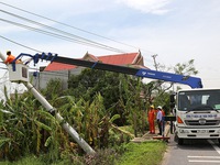 Huy động 7 tỉnh hỗ trợ Quảng Bình khắc phục điện sau bão