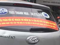 Hà Nội yêu cầu gỡ các biểu ngữ trên taxi
