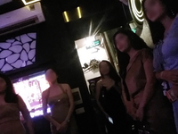 Quán karaoke bị cấm vẫn ca hát ì xèo