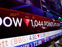 Chứng khoán Mỹ tiếp tục lao dốc, Dow Jones mất 1.000 điểm