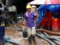 Sợ mưa, Thái Lan có thể phải gấp rút cứu đội bóng khỏi hang
