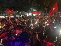 Fan Việt đang cuồn cuộn đổ ra đường mừng kỳ tích U-23 Việt Nam