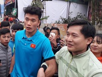 Fan vây kín UBND tỉnh Thanh Hoá, chào đón anh em Tiến Dũng, Văn Đại