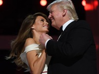 Bà Melania qua mặt ông Trump, được dân Mỹ yêu thích hơn