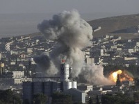 Mỹ không kích trúng kho vũ khí hóa học ở Syria, hàng trăm người chết?