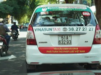 Taxi Vinasun dán biểu ngữ 