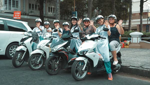 Khám phá lại Sài Gòn cùng “xe máy, áo dài”