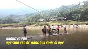 Không có cầu, học sinh kéo bè mảng qua sông đi học