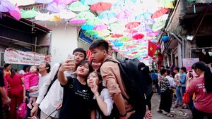 Ngỡ ngàng con đường ô đẹp rực rỡ sắc màu
