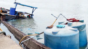 Thuyền chứa 26 tấn axit chìm dưới sông Đồng Nai