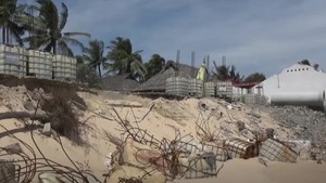 Bờ biển “thủ đô resort” Phan Thiết sạt lở nặng