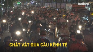 Chật vật qua cầu Kênh Tẻ
