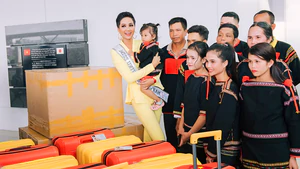 Đông đảo người hâm mộ tiễn H'Hen Niê đi thi Hoa hậu Hoàn Vũ thế giới 2018