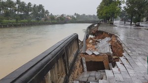Mưa lớn gây sạt lở khu vực Thành cổ Quảng Trị