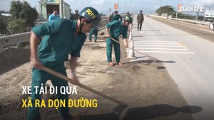 Xe tải đi qua, xã ra dọn đường