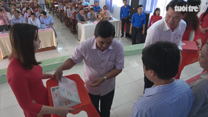 Tiếp sức nông dân tỉnh Vĩnh Long cho con đến trường