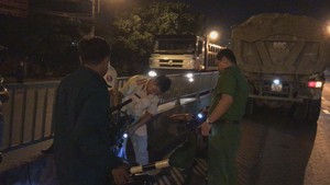 Tông vào đuôi ôtô, một thanh niên đi xe máy tử vong