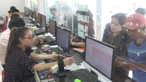 'Đục nước béo cò' bán vé xe dịp Tết, phải xử lí đến nơi đến chốn