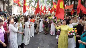 Hơn 200 nghệ sĩ, người dân Hà Nội tái hiện không khí ngày Giải phóng Thủ đô