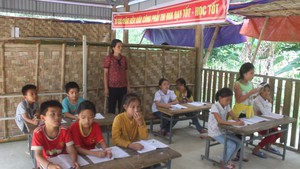 Hàng trăm học sinh miền núi Thanh Hóa ngồi học trong phòng tạm bợ, dột nát