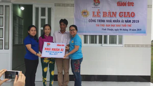 Trao nhà nhân ái cho gia đình nhân vật “Chuyến xe không mong đợi”