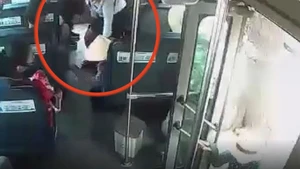 Lái xe cùng nhân viên xe buýt khống chế người móc túi bàn giao cho công an