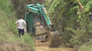 Mùi dầu thải bốc lên nồng nặc nơi phát tán đầu vào nguồn nước nhà máy sông Đà