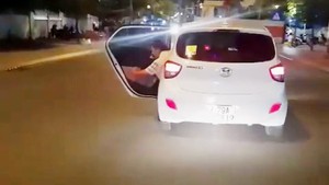 Công an điều tra, làm rõ vụ người đàn ông đu lên cửa xe khi ô tô đang chạy