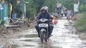 Dân khốn khổ vì 700m đường “nhầy nhụa” nhiều năm liền
