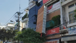 Khung sắt bất ngờ rơi từ trên cao làm 2 người bị thương
