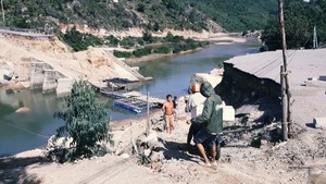 Góc nhìn trưa nay | Dân chế cầu phao qua sông vì hết cầu chính đến cầu tạm bị sập