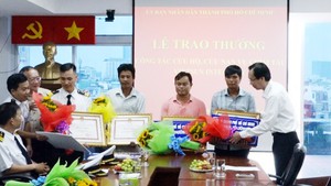 Trao thưởng cho ngư dân dũng cảm ứng cứu tàu gặp nạn ở Cần Giờ
