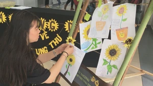Những bông hoa đặc biệt của sinh viên HUFLIT