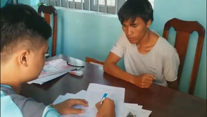 Dùng kềm cộng lực cắt cửa trộm cắp tài sản