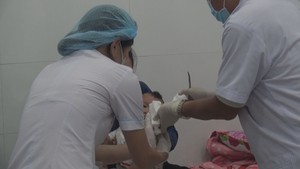 Bệnh nhi 1 tuổi bị dây sên cắt đứt hai tay