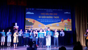 “Đi giữa đường thơm”, cuộc thi lan tỏa tình yêu văn học