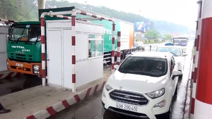 Xe ô tô gắn thẻ thu phí tự động còn ít vì thói quen dùng tiền mặt