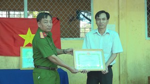 Tuyên dương thầy giáo không tham của rơi