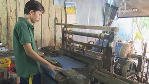 Làng dệt khăn choàng trăm tuổi  vào vụ Tết